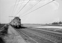 841477 Afbeelding van de trein Amsterdam-Brussel, bestaande uit electrische treinstellen mat. 1954 (Benelux) van de ...